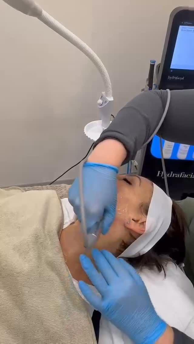 Want a more snatched, sculpted look without surgery? ✨
Forma Radio Frequency is the perfect treatment if you’re getting ready for a wedding, special event, or simply want tighter, more lifted skin. It’s completely non-invasive, pain-free, and there’s no downtime.
You can even see results after just one session 👏
For best results, we recommend 6–8 sessions, followed by maintenance top-ups a few times a year to keep your skin firm, lifted, and glowing 💫